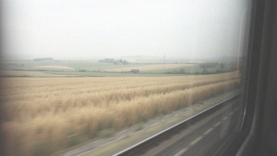 Jakie są zalety podróżowania pociągiem do Poznania?