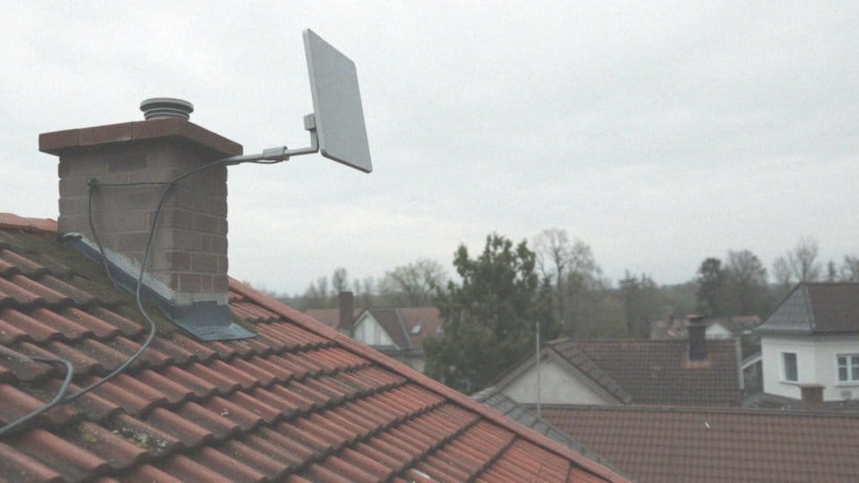 Jakie urządzenia mogą pomóc w poprawie odbioru sygnału telewizji naziemnej?